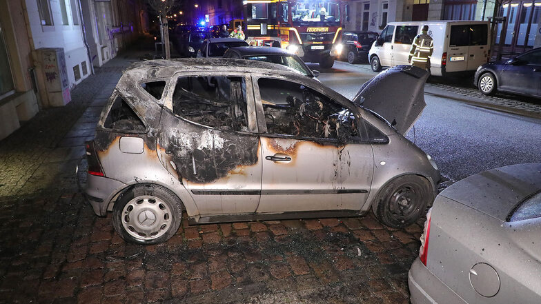 Ein Mercedes ist in der Nacht zum Freitag auf der Hechtstraße in Dresden ausgebrannt. Die Polizei ermittelt.