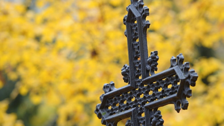 Unbekannte Täter haben mehrere Figuren und eine Urne auf dem Südfriedhof in Leipzig gestohlen.