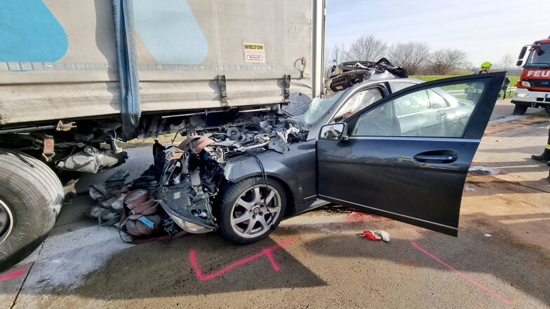 Bei einem schweren Unfall auf der A4 prallte ein Auto in den Auflieger des Lasters. Der Fahrer des Pkw wurde tödlich verletzt.