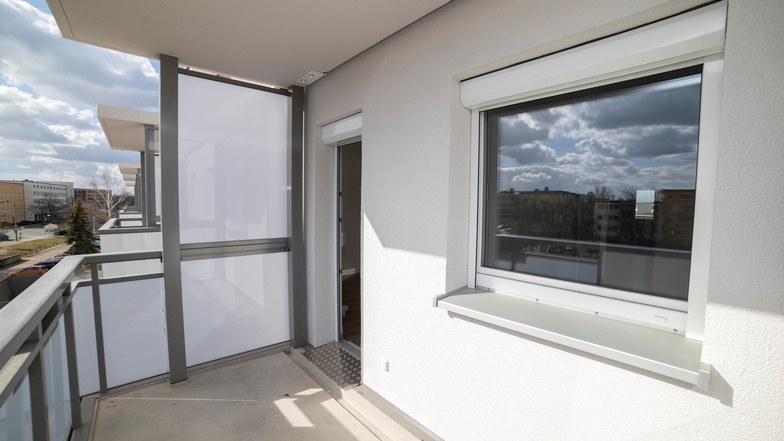 Ein Blick auf die Balkone des zuletzt von der Wohnungsgenossenschaft Riesa sanierten Gebäudes Karl-Marx-Ring 26 bis 32.