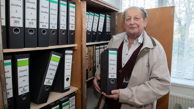 Manfred Pfaff aus Strießen, welcher seinem 90. Geburtstag am 4. Dezember entgegenblickt, übergab jetzt die mehrbändige Chronik des Ortes an die Gemeindeverwaltung Priestewitz.