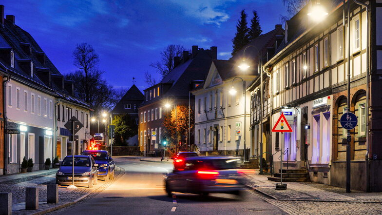 Die Straßenbeleuchtung am Marktplatz in Schirgiswalde wirkt heimelig und vermittelt Sicherheit. Sie kostet aber auch Geld. Deshalb wird diskutiert, sie in den Nachtstunden abzuschalten.