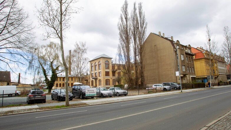 Baulücke an der Gorkistraße, im Hintergrund die sanierte Hengst-Fabrik: Auf dem Grundstück an der Straße sollen zwei neue Häuser entstehen.