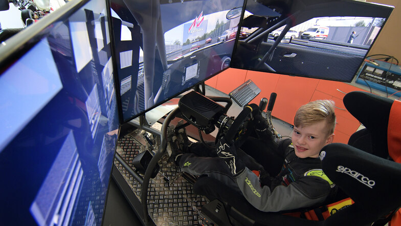 Sitzt fast jeden Tag eine Stunde in der Garage im heimischen Rennsimulator und trainiert für seine Motorsportkarriere: der Sittener Kartpilot Jonas Ungnader.