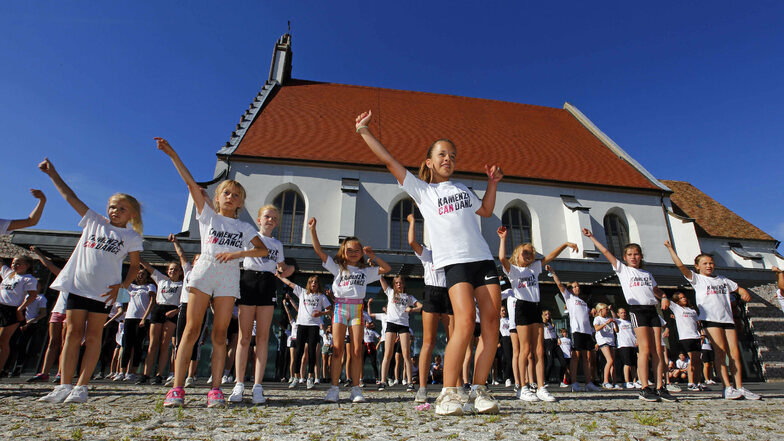 Die jungen Leute von Kamenz can Dance zeigten am Donnerstagnachmittag vor der Kamenzer Klosterkirche bei einem Flashmob, was sie können.