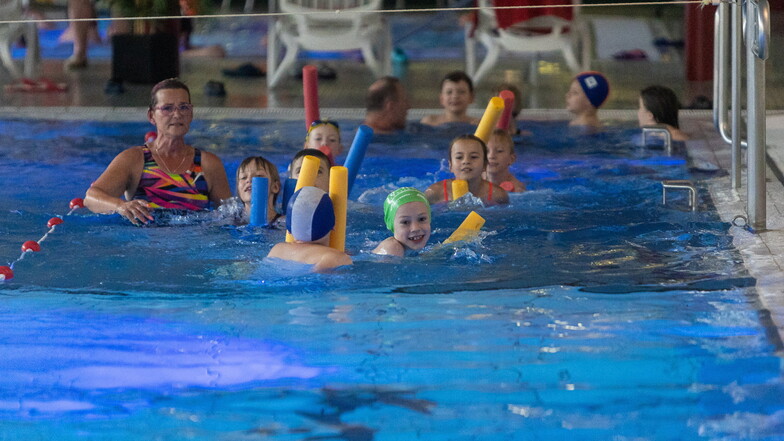Manuela Seidel gibt eine Probestunde für Kinder, die noch nicht sicher schwimmen.
