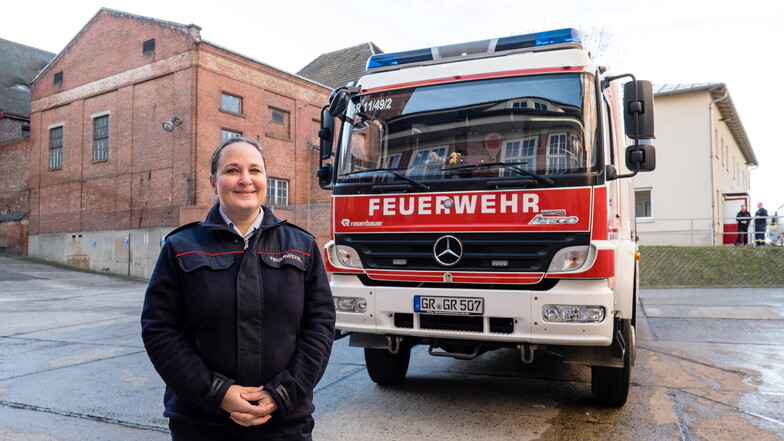 Anja Weigel, Leiterin der Feuerwehr Görlitz, vor dem Feuerwehrfahrzeug auf dem Gelände der Feuerwehr auf der Krölstraße in Görlitz.