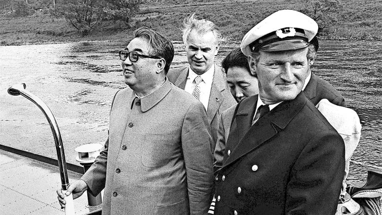 Als Kim Il Sung 1984 Dresden und die Sächsische Schweiz besuchte, unternahm er auch eine Fahrt mit dem Schaufelraddampfer „Dresden“ auf der Elbe. Hier steht er mit Hans Modrow (2. v. l.) auf der Brücke.
