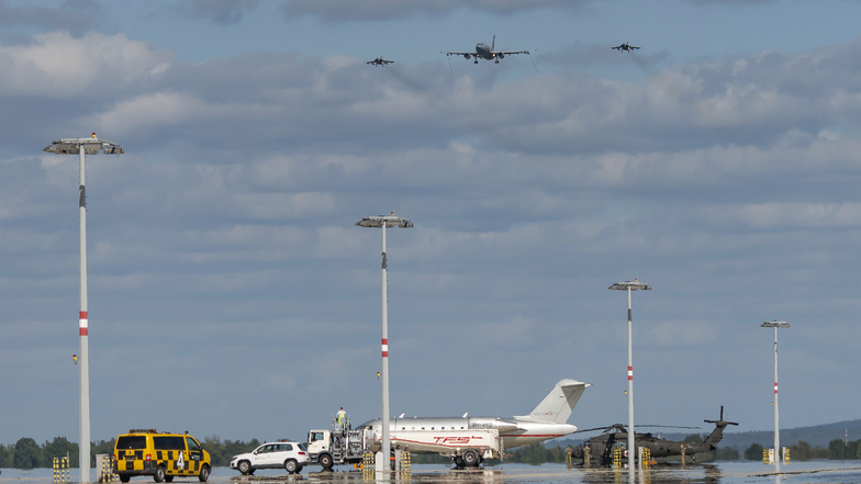 Die beien Kampfjets eskortierten den Airbus auf dem Abschieds-Überflug. 