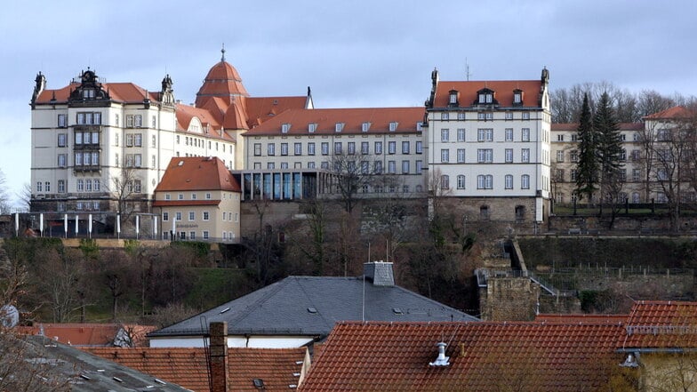 Pirna: Warum das Schloss Sonnenstein heute blau leuchtet