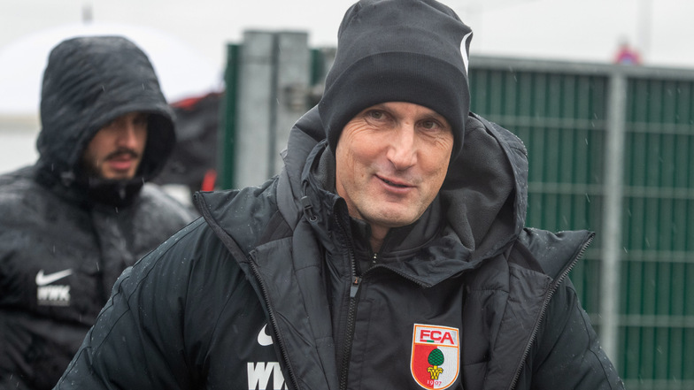 Sein Debüt als Bundesliga-Trainer des FC Augsburg an diesem Wochenende fällt aus: Heiko Herrlich hat gegen die Regeln des DFL-Hygienekonzepts verstoßen und zeigte sich selbst die Rote Karte.