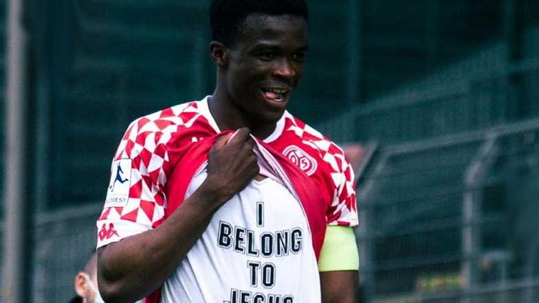 Michael Akoto jubelt nach seinem Tor zum 2:0 im Regionalligaspiel gegen den VfR Aalen (Endstand 3:1) mit einem T-Shirt, auf dem steht: I belong to Jesus. (zu Deutsch: Ich gehöre zu Jesus). Der christliche Glaube bedeutet dem 23-Jährigen sehr viel.