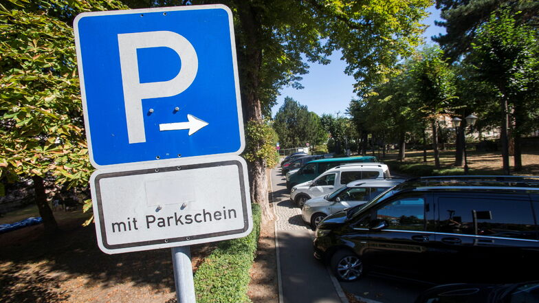 Parkplatz an der Grohmannstraße in Pirna: Parken wird hier in Kürze erheblich teurer als bisher.