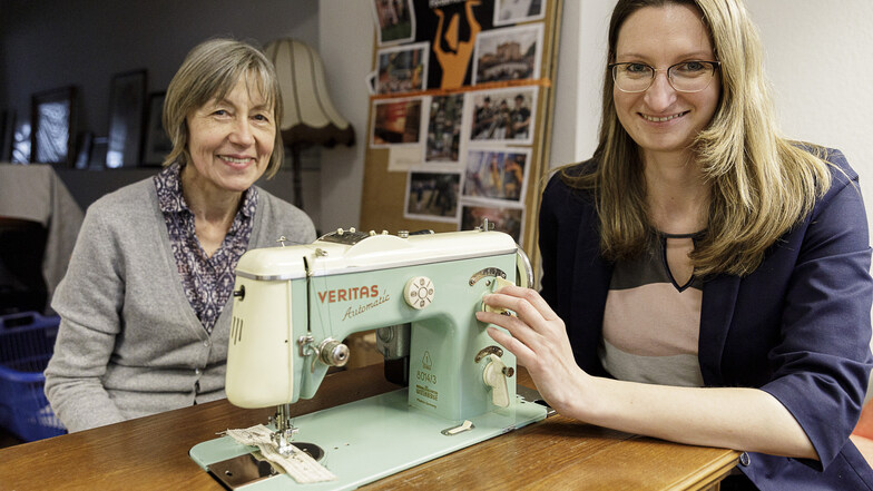 Sabine Nedwidek (l.) und Bettina Mühle vom Viathea-Förderverein zeigen eine Veritas-Nähmaschine für die Auktion am Sonnabend.