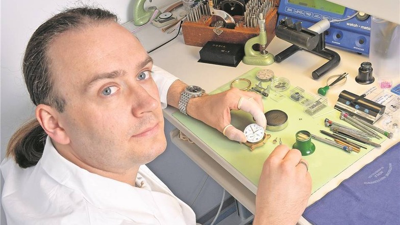 Pierre Heinrich, der im Prototypenbau der Firma Mühle arbeitet, bereitet die Serienfertigung des neuen Uhrenmodells Robert Mühle. Es wurde gestern der Öffentlichkeit vorgestellt. Fotos: Egbert Kamprath/PR