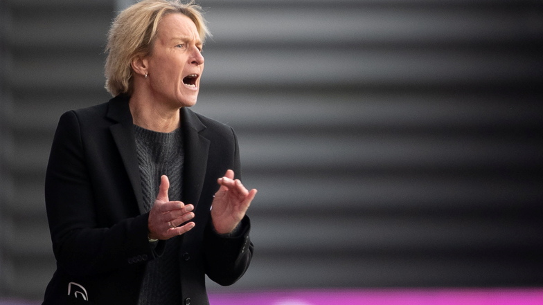 Ärgert sich nicht nur über die Anstoßzeiten für ihr Team: Bundestrainerin Martina Voss-Tecklenburg.