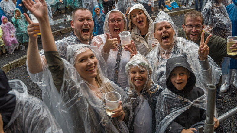 Diese Fans aus Arnsdorf freuten sich trotz Regen auf das Konzert mit Matthias Reim.