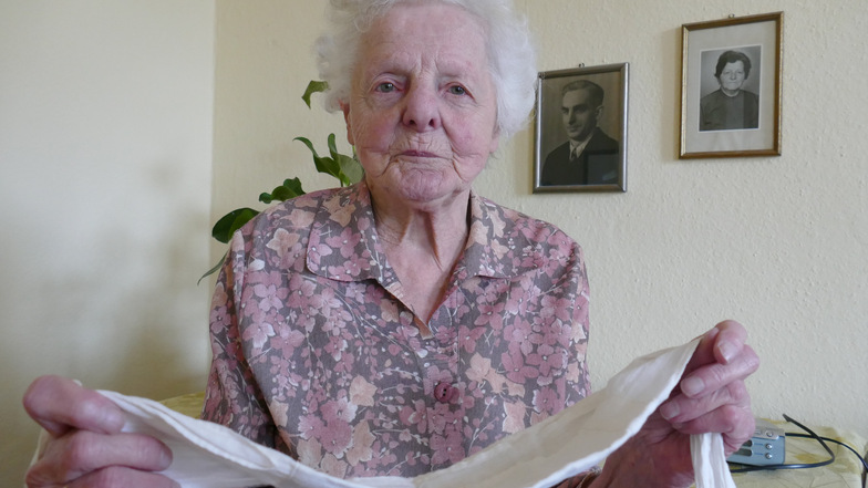 Edelgard Pinkert hat eine Schutzmaske aufbewahrt, die sie 1943 selbst nähte. Die heute 90-Jährige aus Roßwein arbeitete im Sozialamt, als bei Kriegsende Tausende Flüchtlinge in der Stadt ankamen.