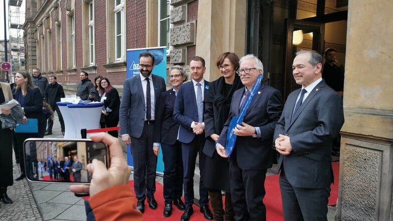 Schlüsselübergabe mit Michael Kretschmer am Deutschen Zentrum für Astrophysik.