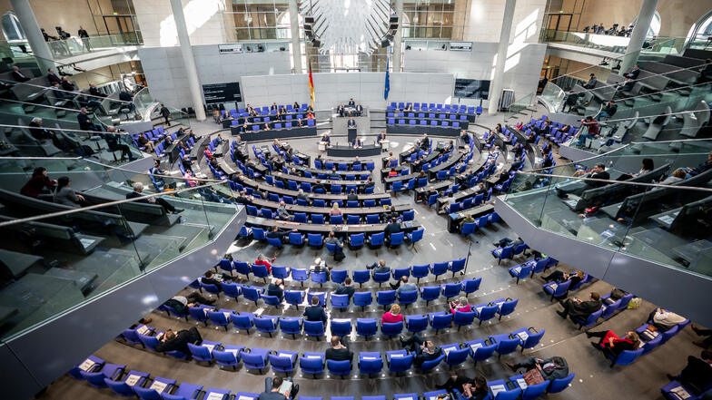 Die Parlamentarier debattieren heute im Bundestag. Dabei blieben jeweils zwei Plätze zwischen den Bundestagsabgeordneten frei.