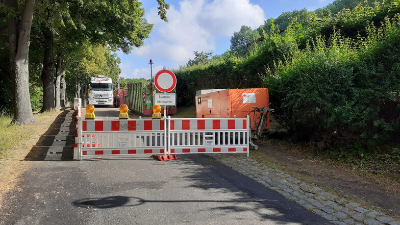 Die Rotkopf-Görg-Straße in Freital bleibt wegen Bergbauschäden vorerst gesperrt.