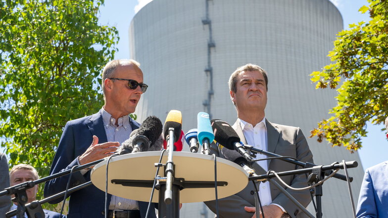 Friedrich Merz (l.) und Markus Söder nach ihrem Besuch des Kernkraftwerk Isar 2