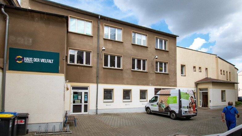 Seit den 1990er Jahren hatte der Frauenverein Regenbogen die Räume an der Zwingerstraße genutzt. Heute wird das Projekt „Haus der Vielfalt“ vom Verein Treibhaus betrieben. Jetzt hat das Haus den Besitzer gewechselt.