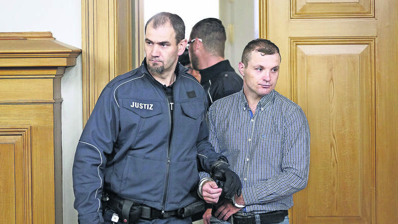 Marek Bejnarowicz wird in den Gerichtssaal geführt. Auch ein emotionales letztes Wort bewahrte ihn nicht vor der Höchststrafe.
