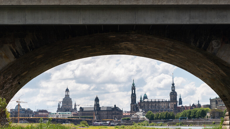 Blick durch einen Brückenbogen der Marienbrücke auf Dresden: Die Debatte um die Corona-Folgen bringt nun eine mögliche Wendung, Schulden nicht mehr grundsätzlich auszuschließen.