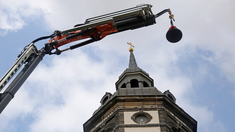 Mit einem Kran wurde am Freitag die Taufglocke, die kleinste der vier Bloßwitzer Kirchenglocken, auf den Turm in den neuen Glockenstuhl transportiert. Bis die neuen, alten Glocken läuten, wird noch einige Zeit ergehen.