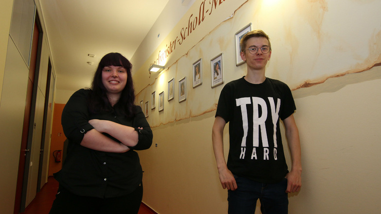 Laura Schneider und Vincent Wehner werden als Schulbeste des aktuellen Jahrgangs mit der Geschwister-Scholl-Medaille ausgezeichnet und in die neu gestaltete Galerie in der ersten Etage der Roßweiner Oberschule aufgenommen.