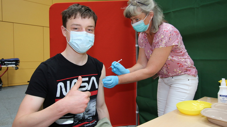 Der 17-jährige Anton Boehnke aus Hartha hat am Wochenende seine zweite Corona-Impfung in der Hartharena erhalten. Er ist einer von mehr als 1.250 Bürgern.