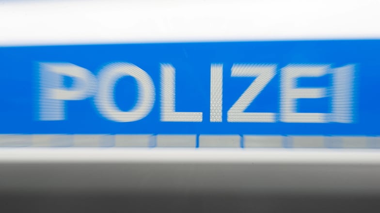 Die Polizei untersucht einen Anschlag auf einen Bagger in Dresden.