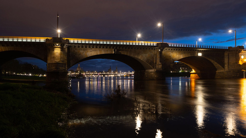 So schön sieht die Albertbrücke jetzt aus, die seit einigen Tagen nachts wieder angestrahlt wird. Die LED-Strahler tauchen das Sandstein-Bauwerk in dezentes, warmes Licht. Im Sommerhalbjahr ist die Leuchtkraft aber zum Schutz von Fledermäusen abgesenkt.