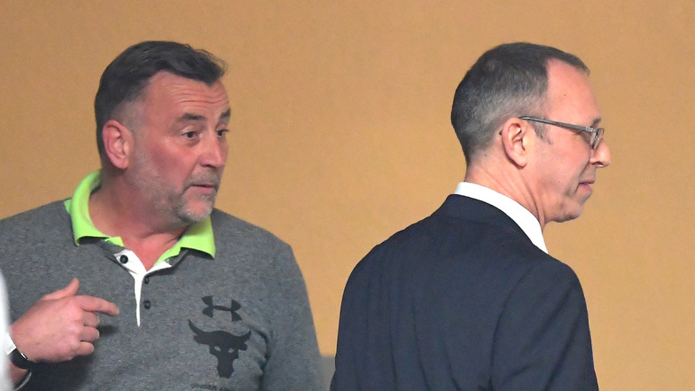 Lutz Bachmann (l), Mitbegründer von Pegida, und Jörg Urban, gerade als Nachfolger von Frauke Petry gewählt, begegnen sich im Veranstaltungssaal des AfD-Landesparteitages im Februar 2018 in Hoyerswerda. 