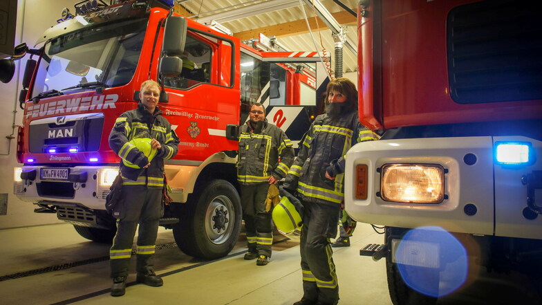 Sie und ihre Mitstreiter von der Feuerwehr Kamenz-Stadt waren 2022 besonders oft im Einsatz: Maurizio Hoffmann, Ortswehrleiter Steffen Geisendorf und Svetlana Goncharova (v.l.).