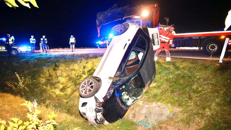 Der verunglückte Fiat 500 bei der Bergung. 15.000 Euro Schaden soll am Fahrzeug entstanden sein.