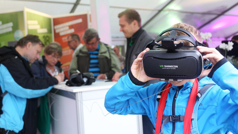 Im Demokratieviertel am Puschkinplatz gibt es einen virtuellen Rundgang mit VR-Brille durch den Sächischen Landtag.