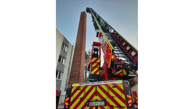 Feuerwehrleute haben am Wochenende das Storchennest auf dem Schornstein der Possendorfer Grundschule gereinigt. Jetzt ist alles empfangsbereit.