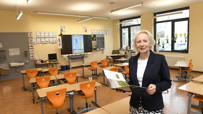 Schulleiterin Manuela Lehmann im Zimmer einer 1. Klasse. Sie hebt ausdrücklich hervor, wie positiv die größeren, helleren Räume auf ihre Schüler wirken.