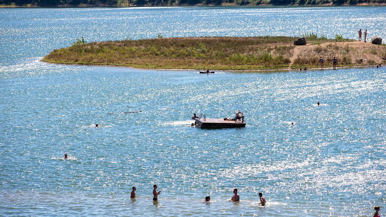Beliebtes Gewässer mit guter Wasserqualität: Viele Menschen genießen am Badesee Birkwitz die Abkühlung.