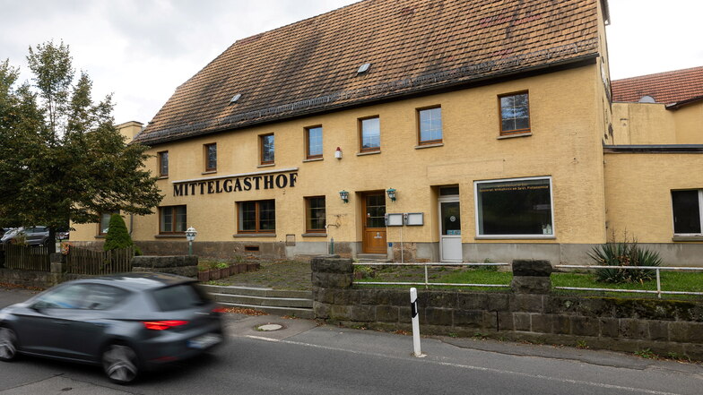 Der Struppener Mittelgasthof gehört der Gemeinde und wird vom Faschingsverein genutzt.