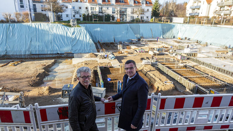 Ortsvorsteher Dietmar Freund und Bürgermeister Ralf Rother vor der Baugrube.