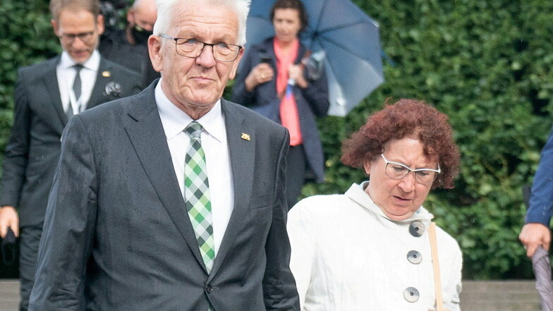 Die Ehefrau von Baden-Württembergs Ministerpräsident Winfried Kretschmann ist an Krebs erkrankt.