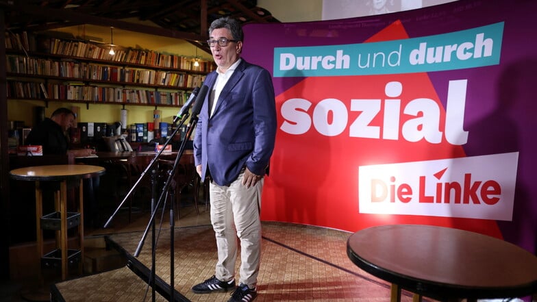 Stefan Hartmann (Die Linke), Teil des Spitzenkandidatenduos der Linken, spricht nach der Verkündung der ersten Hochrechnungen zu Teilnehmern der Wahlparty seiner Partei.