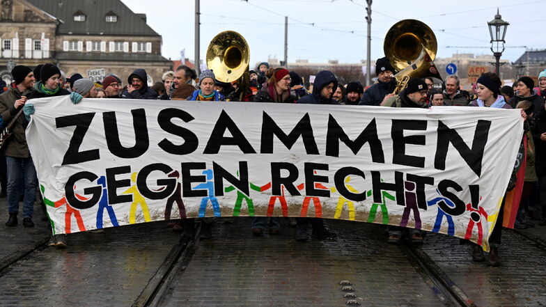 In Dresden demonstrierten am Sonntag tausende Menschen gegen rechte Politik, vor allem gegen AfD und Werteunion.