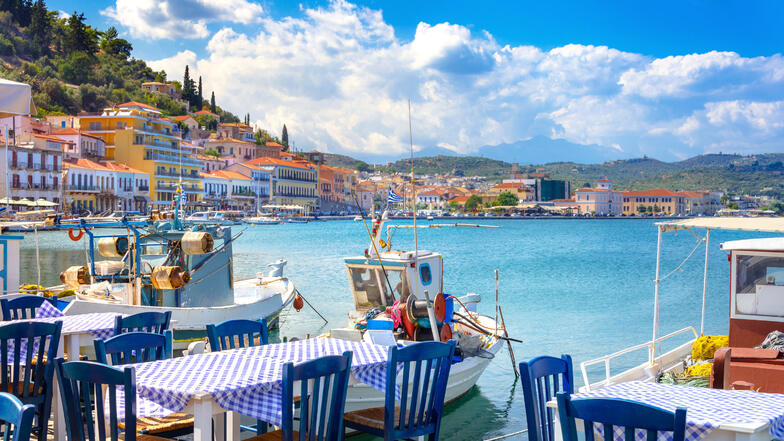 Landschaftlich reizvoll lockt die Halbinsel Peloponnes am griechischen Meer.