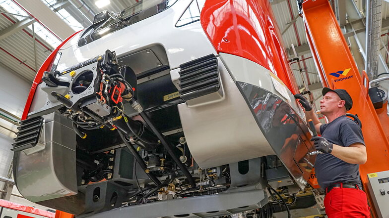 Wie hier bei Bombardier in Bautzen gebaute Schienenfahrzeuge müssen ausgiebig getestet werden. Dafür soll in der Oberlausitz eine Teststrecke gebaut werden. Favorisiert ist bisher Niesky.