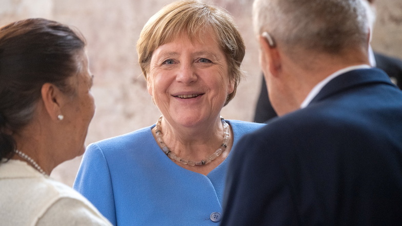 Bundeskanzlerin Angela Merkel (M, CDU) bedankt sich bei Weggefährten ihrer ersten Zeit in Stralsund, etwa dem Ehepaar Zimmer in der Stralsunder Kulturkirche St. Jacobi.