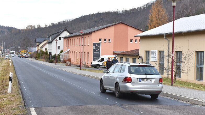 Ein Teil der Müglitztalstraße in Schlottwitz wurde asphaltiert. Das sorgt für Rätselraten unter den Stadträten. Inzwischen wurde die Straße markiert.